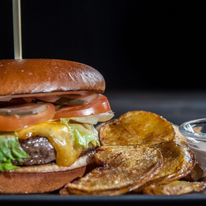 Cheeseburger & domácí chips